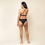 Bikini Top mit gekreuzten Trägern in black – Rückenansicht